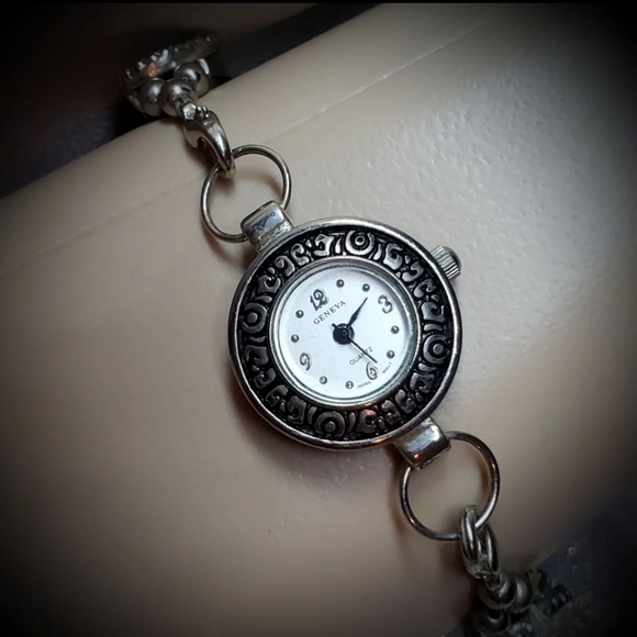 Women's Vintage Geneva Hearts Band Watch! - Picture 3 of 4